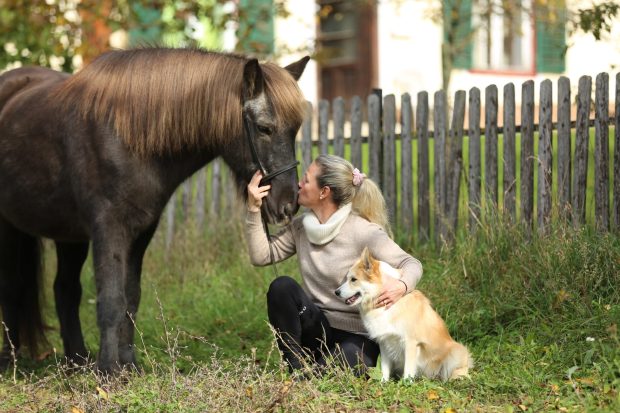 Gudrun mit Pferd Krümmi & Therapiehund Fanney