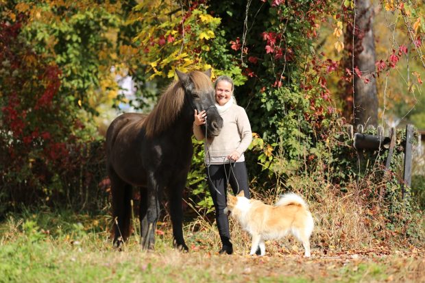 Gudrun mit Pferd Krümmi & Therapiehund Fanney