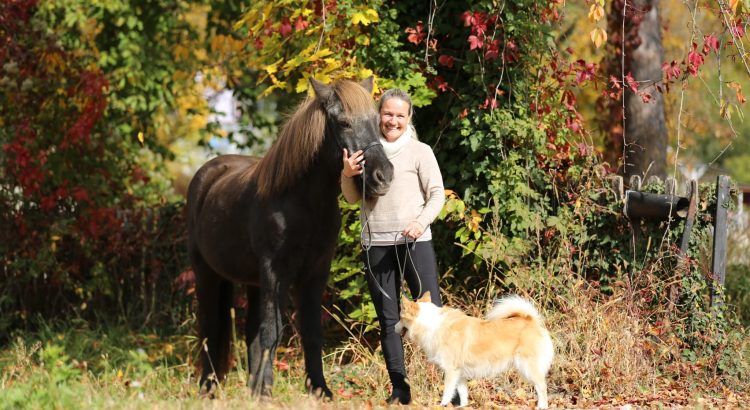 Gudrun mit Pferd Krümmi & Therapiehund Fanney