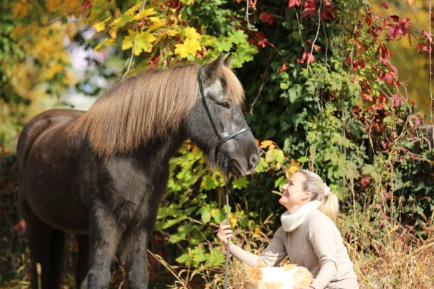 Gudrun mit Pferd Krümmi & Therapiehund Fanney