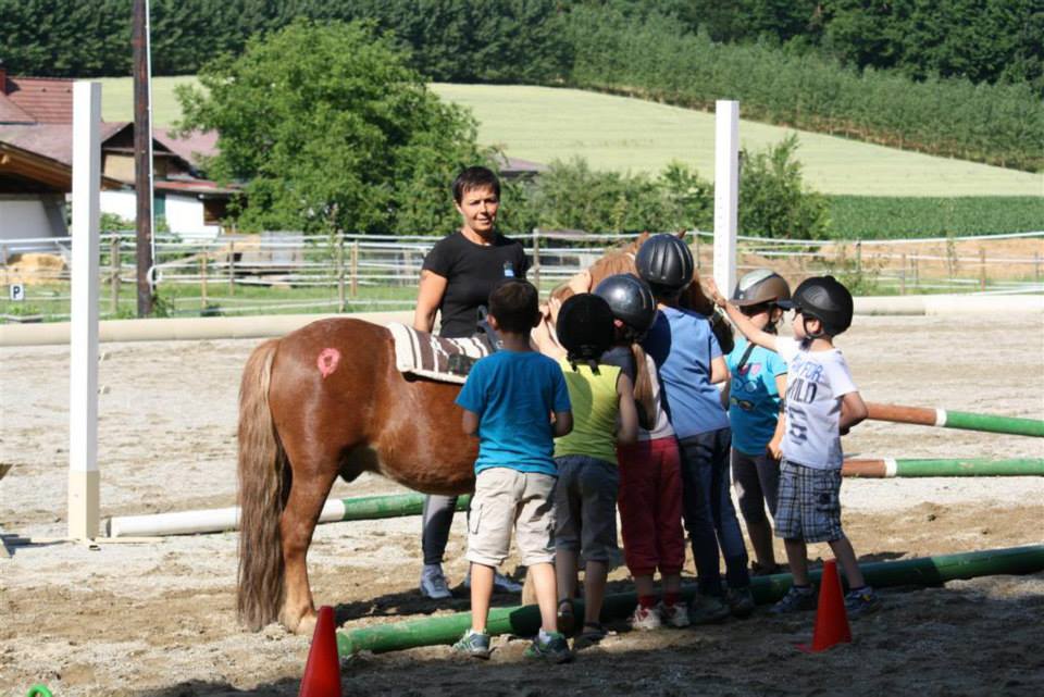 Andrea mit Kindern und Pferd