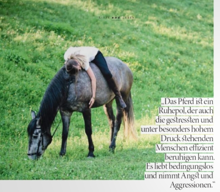 Frau entspannt auf einem Pferd