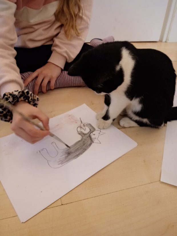 Katze hilft beim Malen
