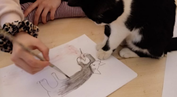 Katze hilft beim Malen