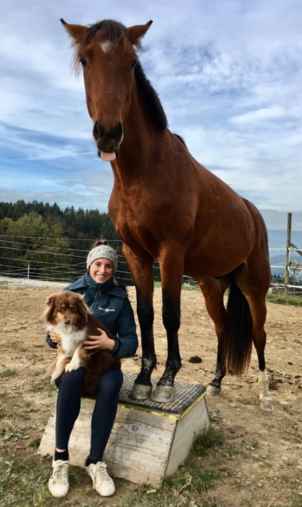 Marlena mit Pferd und Hund